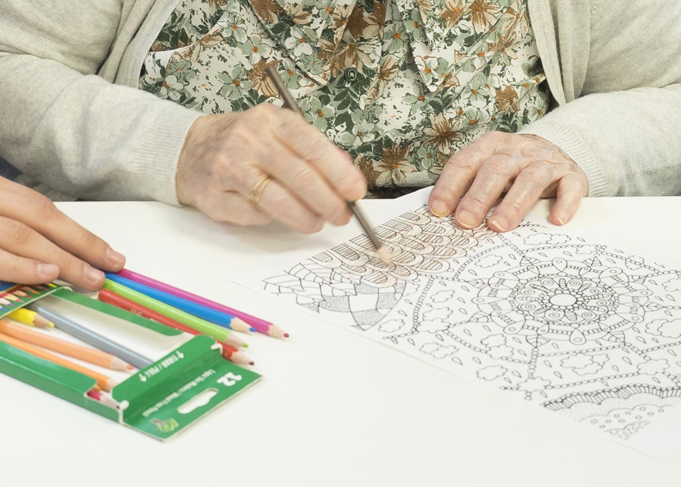 Una de las residentes del centro coloreando un mandala en un taller de dibujo