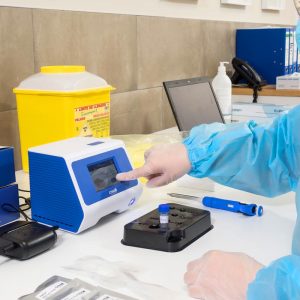Sanitaria analizando una PCR