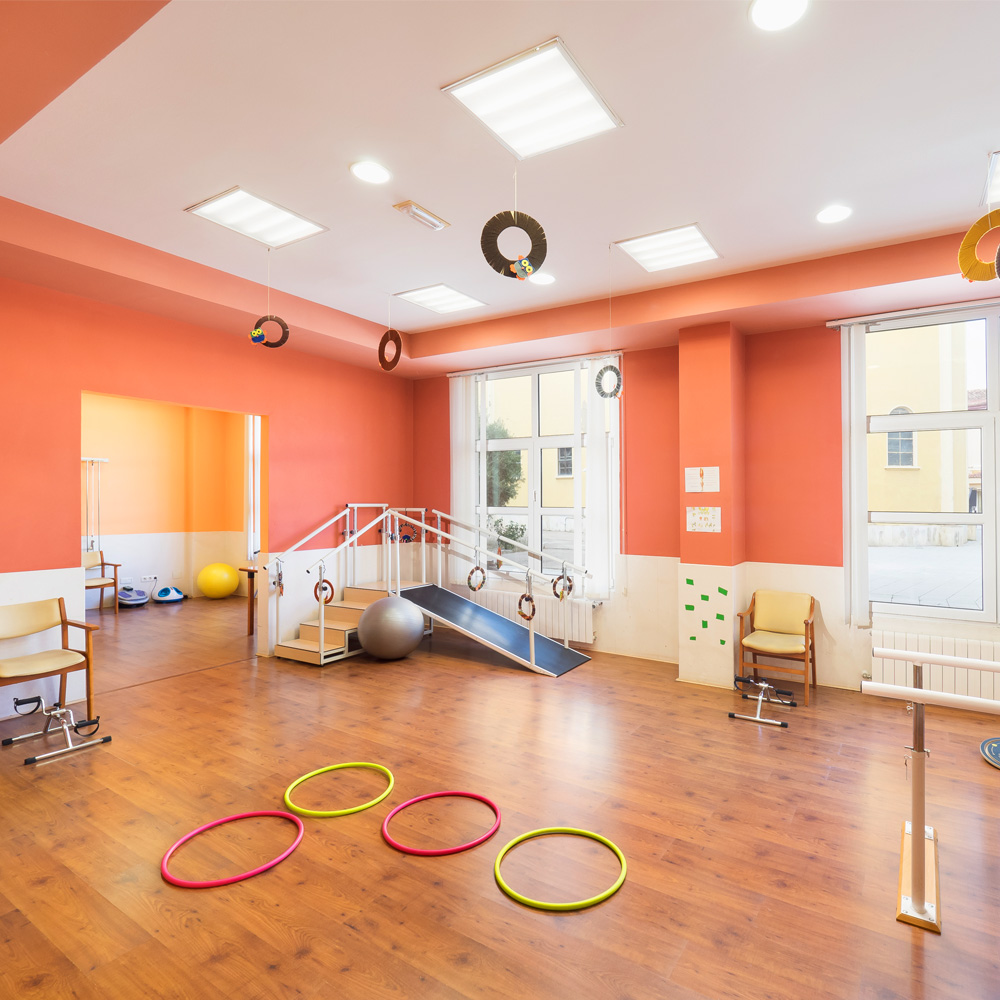 Sala de rehabilitación del centro residencial Baño Salud con todas las máquinas necesarias para los ejercicios de los residentes